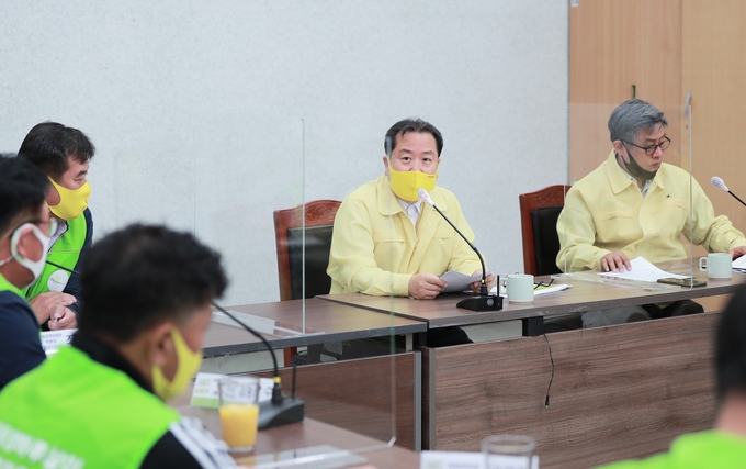 남양주시는 지난 21일 와부조안행정복지센터에서 민·관 합동으로 추진해온 동양하루살이 퇴치대책의 중간점검 및 전력투구해온 120여 일간의 성과를 점검했다./남양주시 제공