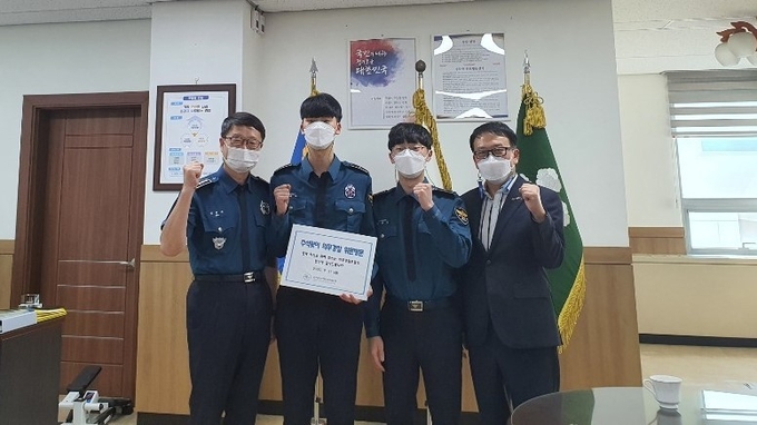 안산교육지원청은 21일 안산상록경찰서를 방문해 의무경찰대원들의 노고를 격려하기 위한 위문금을 전달했다/안산교육지원청 제공