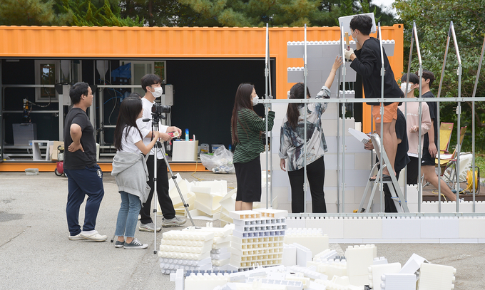 지난 21일, 디지털과 환경을 주제로 ‘2020 제20회 순천향 건축전’이 열리고 있는 가운데 교내 산학협동관 건물밖에 설치한 ‘3D프린팅 파크’ 미니광장 앞에서 건축학과 학생들이 3D로 출력한 소재를 이용해 돔형태의 케빈을 조립, 설치하고 있다. (사진=순천향대 제공)