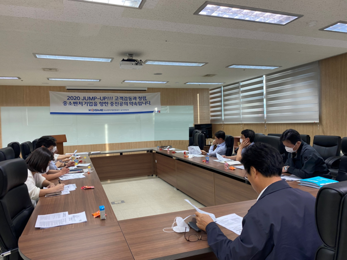 주상식 중소벤처기업진흥공단 경기지역본부장이 직접 직원들을 대상으로 직업윤리교육을 실시하고 있다. (사진=중소벤처기업진흥공단 경기지역본부)