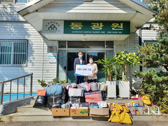 신용보증기금 경기영업본부는 22일 수원시 팔달구 '동광원'을 방문해 200만원 상당 후원 물품을 전달했다. (사진=신용보증기금 경기영업본부) 