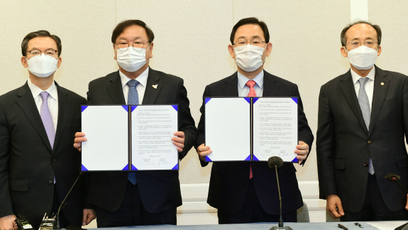 더불어민주당 김태년 원내대표와 국민의힘 주호영 원내대표가 22일 국회에서 2020년도 제4차 추가경정예산안 합의사항 발표에서 합의문에 서명한 뒤 기념촬영을 하고 있다. 왼쪽부터 정성호 국회 예결위원장, 더불어민주당 김태년 원내대표, 국민의힘 주호영 국민의힘 원내대표, 국민의힘 추경호 예결위 간사. (사진=연합뉴스) 