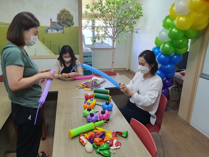 사진= 오산시 성호중학교의 아침은 반가움과 환영하는 웃음이 가득한 사제동행으로 시작하였다. 코로나19 감염병 재확산으로 2학기를 전면 원격수업으로 이어가던 교정에 생동감이 찾아왔다.
