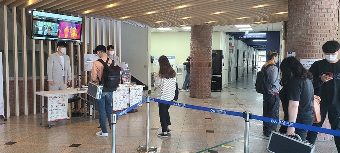 오산대학교는 코로나19감염증 확산방지를 위해 21일 각 교육관별로 AI발열검사기 및 출입자 전자인증 QR코드를 도입하였다./오산대제공