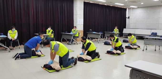오산시가 지난 18일 궐동 경기행복마을관리소 근무자를 대상으로 제세동기 사용법 등 심폐소생술 심화교육을 진행했다.