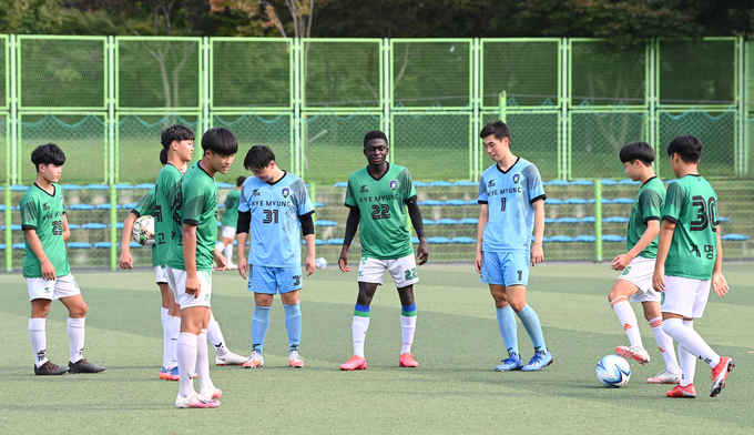 21일 수원시 권선구 여기산공원 축구장에서 훈련중이 수원 계명고 축구부 선수들의 모습. (사진=조병석 기자)