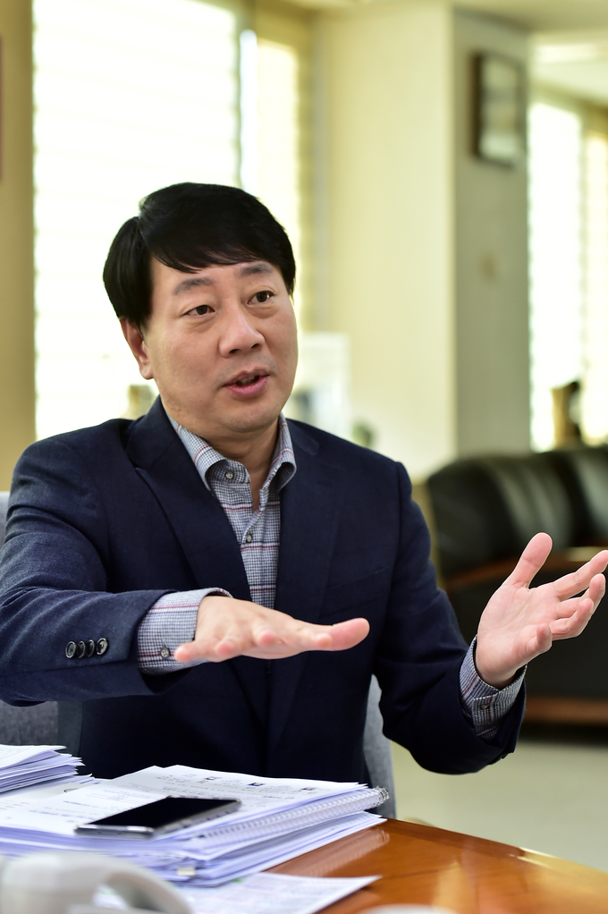 임기 반환점을 돈 차준택 부평구청장(52)은 권역별 균형 발전을 위한 도시 인프라 조성과 도심 속 녹지 확충을 지난 2년 간의 주요 구정 성과로 꼽았다.