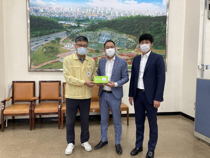 ㈜엠시마가 안산시에 비말차단용 마스크를 기탁하고 있다. 