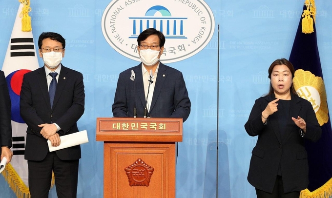 더불어민주당 신동근 정치개혁TF 단장이 23일 오전 서울 여의도 국회 소통관에서 정치개혁 TF출범 기자회견을 하고 있다. (사진= 연합뉴스) 