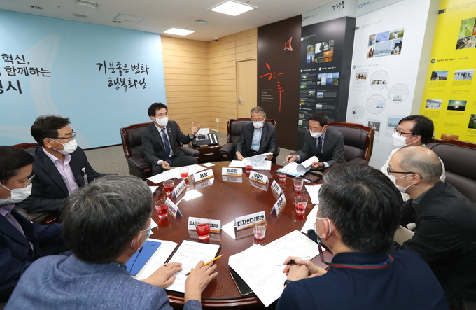 지난 22일 위촉된 분야별 3인의 도시계획가 등이 서철모 화성시장과 관련 회의를 하고 있다. /화성시 제공