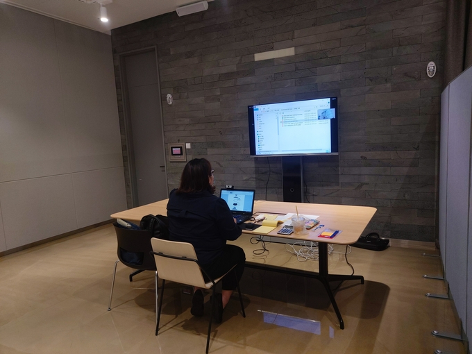 ‘2020 도쿄 G-Fair 한국상품 온라인 수출상담회’에서 통역사만 앉아 일본 바이어와 우리나라 기업 간 화상 상담을 도와주고 있다. (사진=편지수 기자)