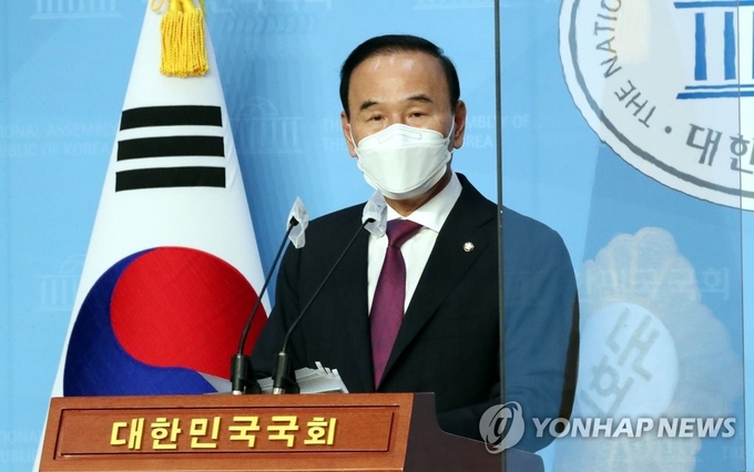 국민의힘 박덕흠 의원이 23일 오후 국회 소통관에서 탈당기자회견을 하고 있다. (사진=연합뉴스) 