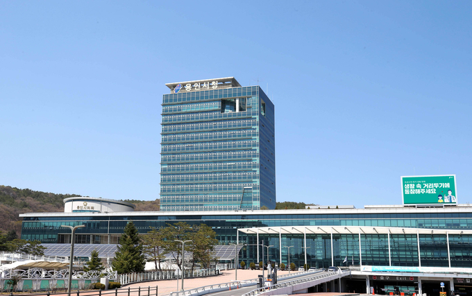 출입자 명부 작성 및 발열체크를 담당하던 20대 남성이 코로나19 확진판정을 받은 용인시청. /용인시 제공