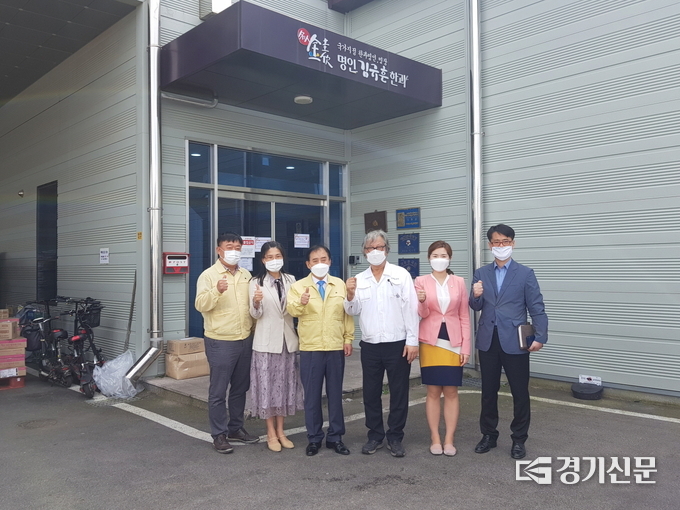 박윤국 시장은 신궁전통한과(대표 김규흔)를 방문하고 기념촬영하고 있다. / 포천시 제공