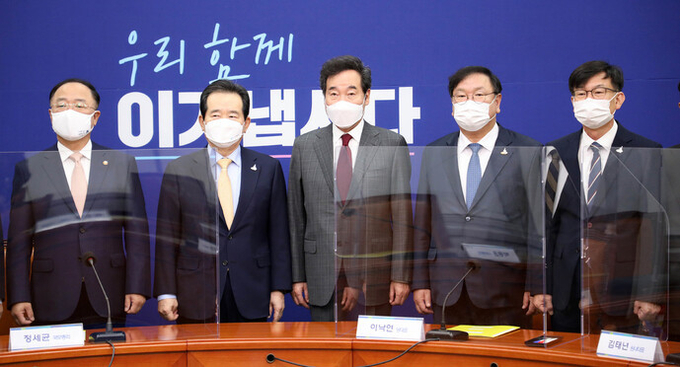  24일 서울 여의도 국회에서 열린 고위당정청 협의회에서 참석자들이 기념촬영을 하고 있다. 왼쪽부터 홍남기 경제부총리 겸 기획재정부 장관, 정세균 국무총리, 더불어민주당 이낙연 대표, 김태년 원내대표, 김상조 청와대 정책실장. (사진= 연합뉴스) 