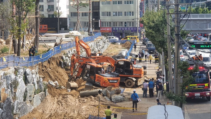 24일 오전 8시 59분쯤 안양시 동안구 호계동의 한 아파트 공사현장 돌과 흙더미가 무너지는 사고가 발생했다. (사진=조병석 기자)