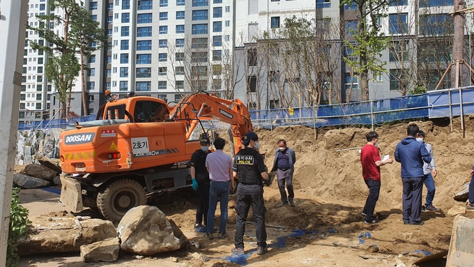 24일 오전 8시 59분쯤 안양시 동안구 호계동의 한 아파트 공사현장 돌과 흙더미가 무너지는 사고가 발생했다. (사진=조병석 기자)