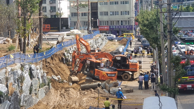 안양시 동안구 아파트 공사현장에서 작업자 2명이 매몰되는 사고가 발생했다. (사진=조병석 기자)