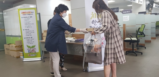 남양주풍양보건소 치매안심센터는 9월 21일 ‘제13회 치매극복의 날’을 기념해 치매에 대한 부정적인 인식을 개선하고 치매 친화적인 환경을 조성하기 위한 치매극복 캠페인을 지난 23일 진행했다. /남양주시 제공