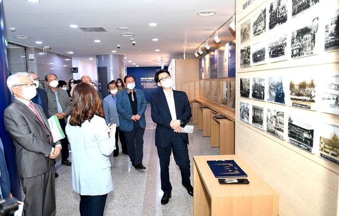 제1회 파주기록물전시회 개막 후 최종환 시장 등이 전시물을 돌아보고 있다. /파주시 제공