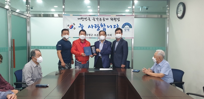 양평군종합자원봉사센터 국가유공자 명패 달아드리기/ 양평군제공