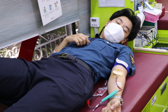  성남수정경찰서 소속 경찰관이 '사랑의 헌혈'에 동참하고 있는 모습. /성남수정경찰서 제공