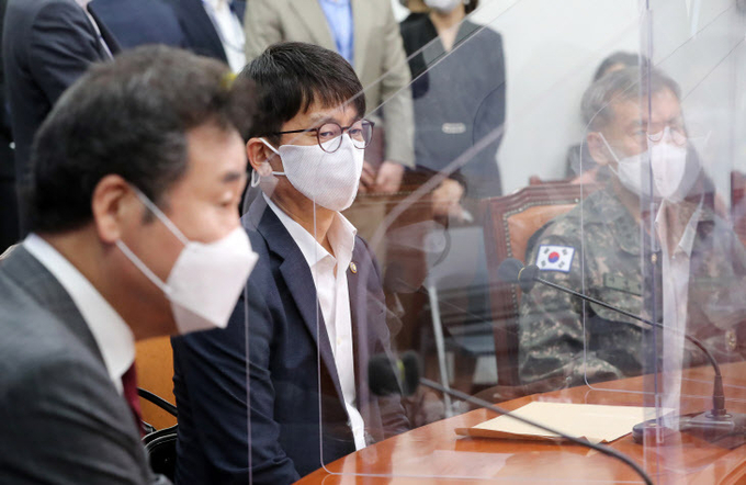 박재민 국방부 차관이 24일 더불어민주당 국회 당대표실을 방문, 이낙연 대표 등에게 북한 해역에서 발생한 어업지도관리단 소속 어업지도 공무원 피격 사건에 대해 보고하고 있다. 사진=연합뉴스 