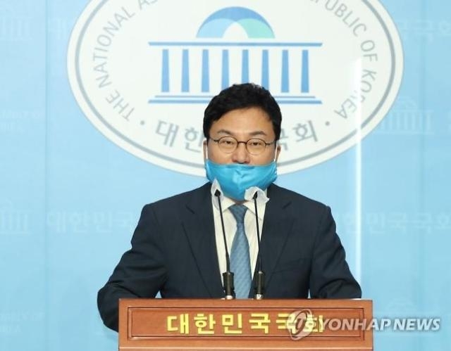  이상직 더불어민주당 의원이 24일 오후 국회 소통관에서 탈당 기자회견을 하고 있다. (사진=연합뉴스) 