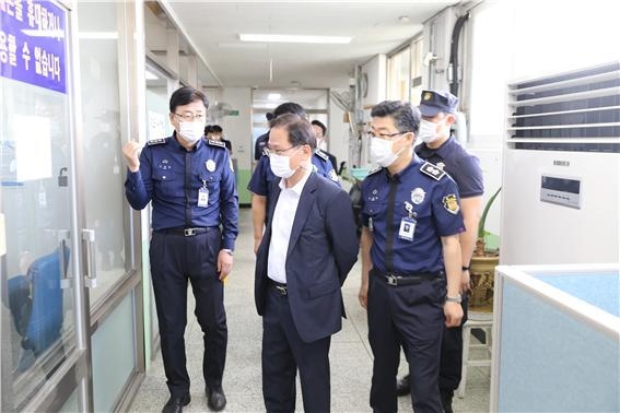 김명철 서울지방교정청장이 서울구치소 방문해 코로나19 방역실태를 점검하고 있다 사진제공 = 서울 구치소