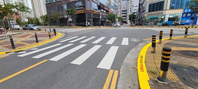 파주시가 전국 최초로 불법 주정차 방지 노면표시를 설치했다. /파주시 제공 