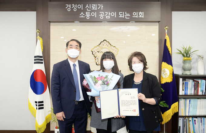 파주시의회 9월 이달의 칭찬공무원으로 선정된 배연정 주무관(가운데). /파주시의회 제공