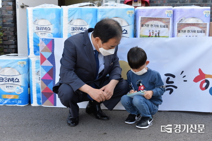 박윤국 포천시장이 한 어린이와 눈높이를 맞춰 대화를 나누고 있다. / 포천시 제공