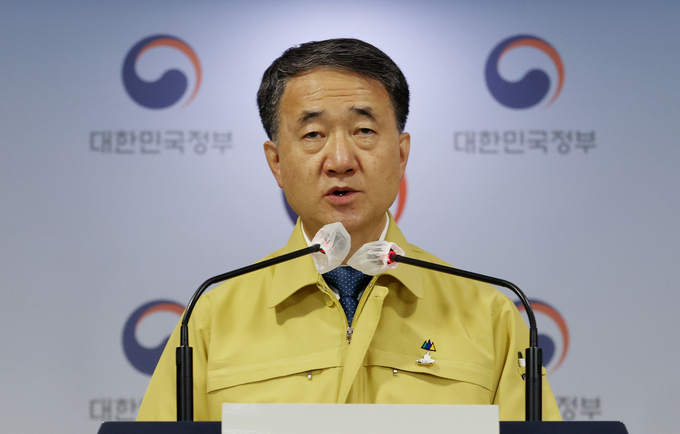  박능후 보건복지부 장관이 25일 오전 정부서울청사에서 추석 연휴 사회적 거리두기 단계를 발표하고 있다. (사진=연합뉴스 제공)