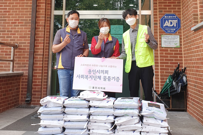 추석을 앞두고 사회복지시설에 생필품 등을 전달한 용인시의회 (사진=용인시의회 제공)