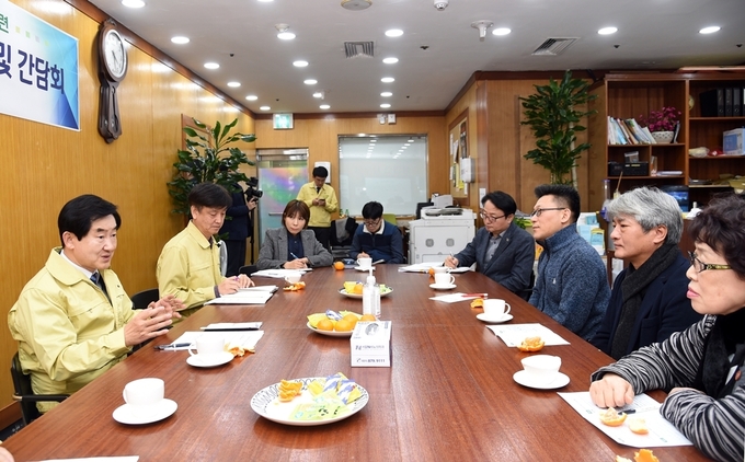 안병용 의정부시장이 지역 소상공인들과 만나 현장의 목소리를 듣고 있다. (사진=의정부시 제공)