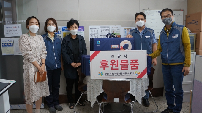 전국공무원노동조합 남양주시지부가 25일 다문화가정센터와 외국인복지센터를 방문해 지역 소외계층 가정에 사용토록 추석 명절 선물을 전달했다./남양주시 제공