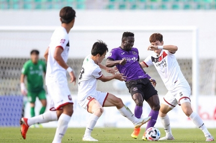 26일 안양종합운동장에서 열린 하나원큐 K리그2 2020 21라운드 부천FC와 FC안양의 경기에서 양팀 선수들이 볼을 다투고 있다. (사진=한국프로축구연맹 제공)