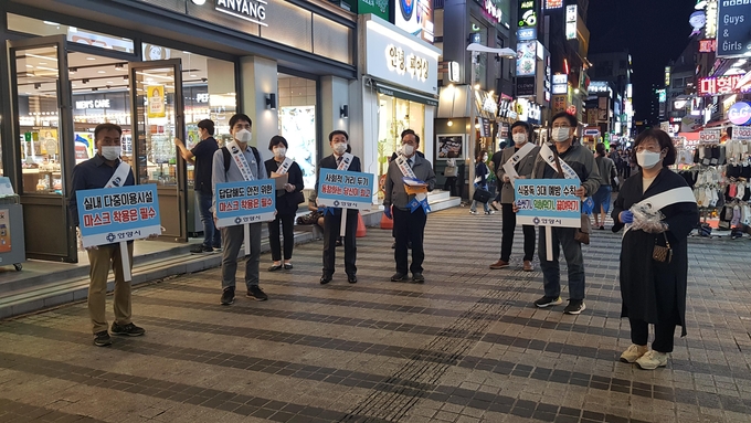 공무원, 외식업협회, 상인회 등 30여명이 거리두기 캠페인에 참여하고 있다.