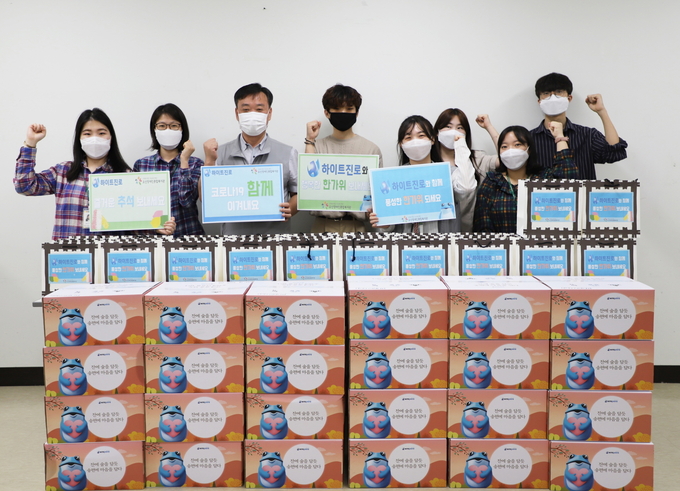 사진= 오산시 장애인종합복지관은 지난 25일 지속되는 코로나19로 인해 어려운 위기에 처한 지역사회 내 장애인들을 위해 하이트진로의 추석맞이 후원물품을 전달했다고 밝혔다./오산시 장애인복지관 제공