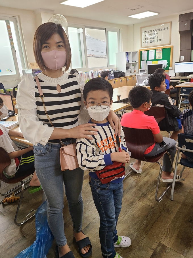 추석을 앞두고 수원의 한 지역아동센터에서 만난 로안(가명)씨와 아들.