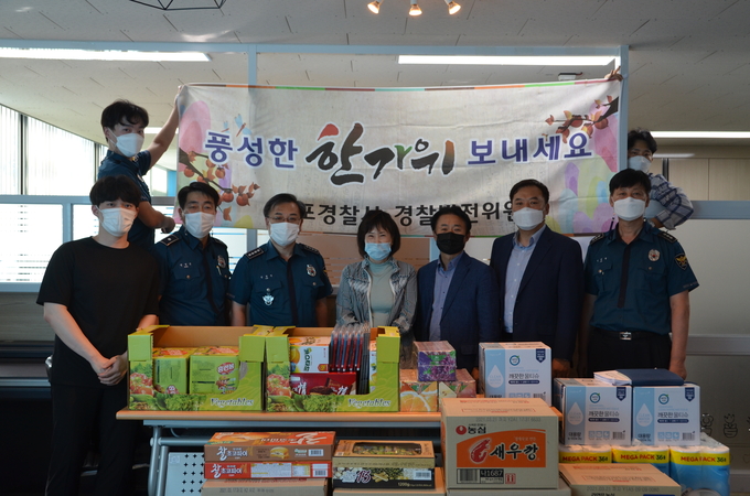 r군포경찰서 경찰발전 위원회 한가위 앞두고 사회복지법인 찿아 후원금과 생필용품 전달.