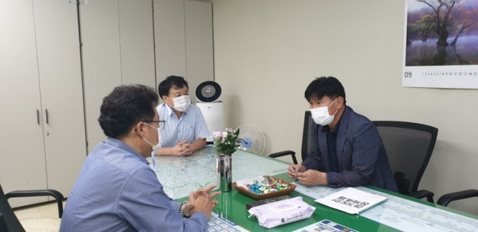 김경호 도의원이 사업비 관련 도 실무진과 이야기를 나누고 있는 모습 (사진 = 경기도의회 제공)