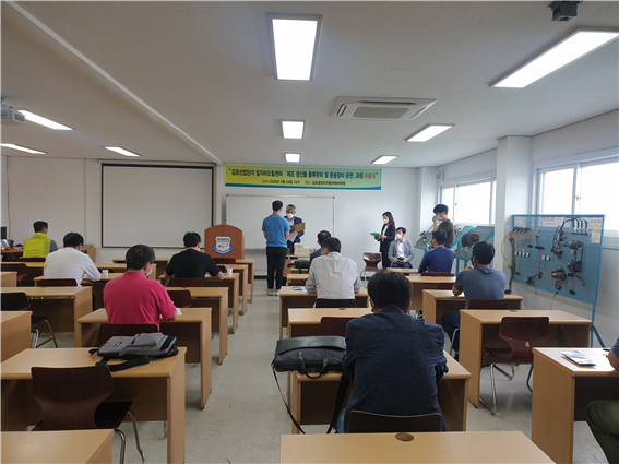 김포일자리센터에서 실시한 운송장비 교육을 받은 수료생들이 수료증을 받고 있다./김포산업단지제공