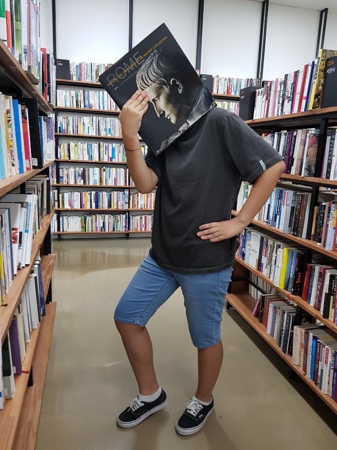 독서의 달 9월을 맞이하여 화성시 다원중학교에서는 학생들에게 책에 대한 흥미를 높이고 독서 동기를 부여하고자 ‘북스타그램, 이 책 어때?’라는 온라인 프로그램을 운영하고 있다. /화성오산교육지원청 제공