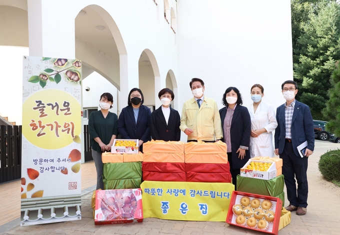 최대호 안양시장이 복지시설을 방문하고 있다.