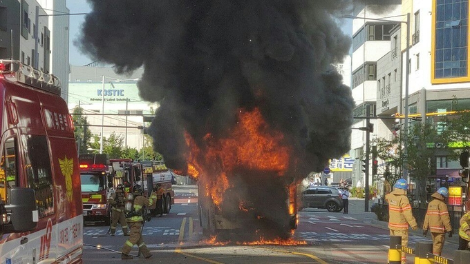 김포시 선풍초교 인근 마을버스 화재 현장. (사진=김포소방서 제공)