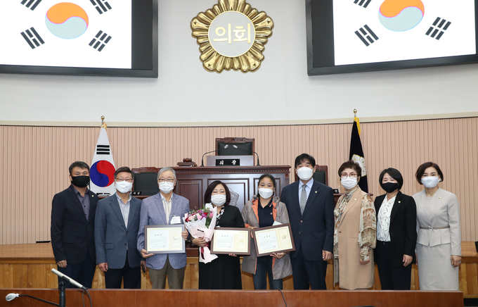 구리시의회는 28일 오전 의회 본회의장에서 「제24회 노인의 날」 기념 표창장 수여식을 자체적으로 개최했다./구리시의회 제공