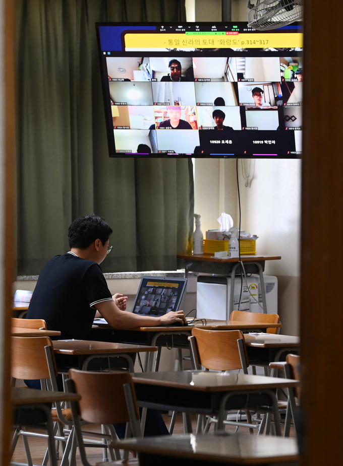 코로나 19 확산 우려에 수도권의 고3을 제외한 유·초·중·고·특수학교까지 원격수업 전면 시행을 하루 앞둔 25일 수원시 영통구 태장고등학교에서 교사가 온라인수업을 하고 있다. (사진=조병석 기자) 