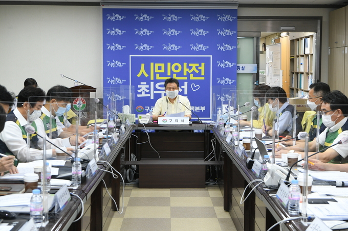 구리시재난안전대책본부장인 안승남 구리시장은 지난 25일 코로나19 관련 종교시설에 대해 운영제한 업종(시설)과 동일하게 중앙에 긴급 지원을 건의해 줄 것을 경기도에 요청했다./구리시 제공