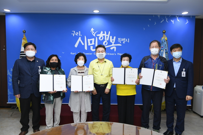 구리시는 지난 9월 14일부터 24일까지 11일간 ‘부동산소유권 이전등기 등에 관한 특별조치법’보증인 41명에게 위촉장을 전달하고 직무에 필요한 교육을 실시했다./구리시 제공